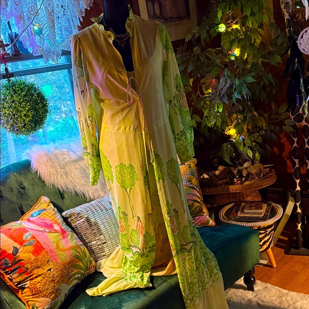 BIG MARK DOWN!!!

Tailor Vintage Green and Cream Robe